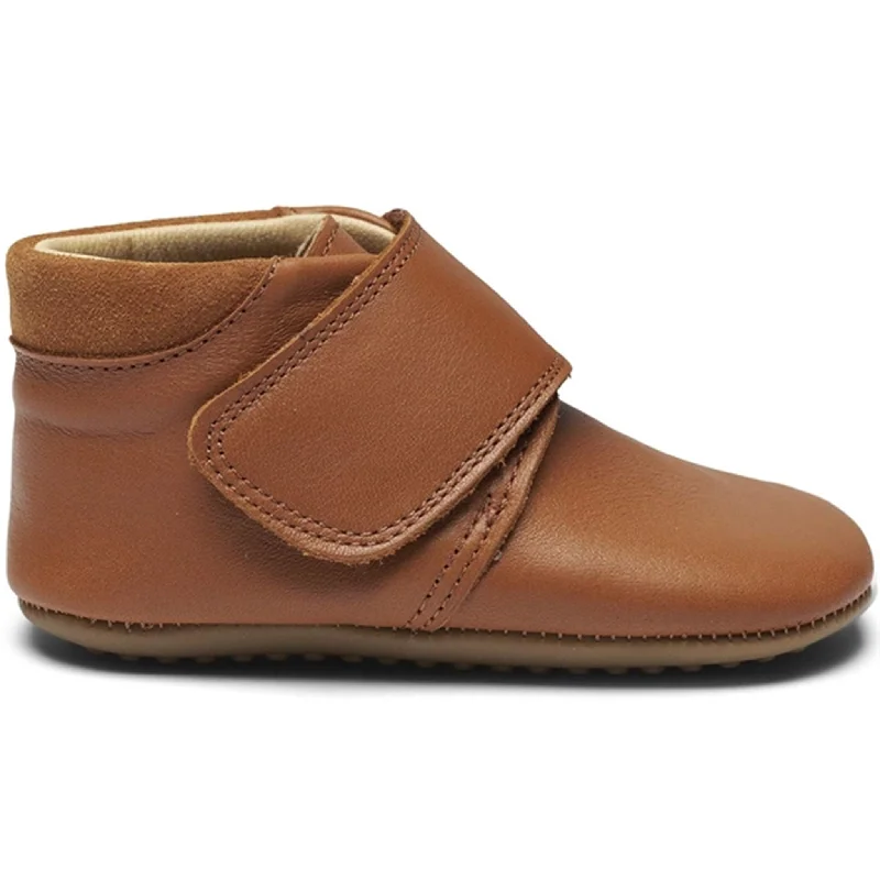 Pom Pom Futter Velcro Camel Two - Tone Shoe Design  