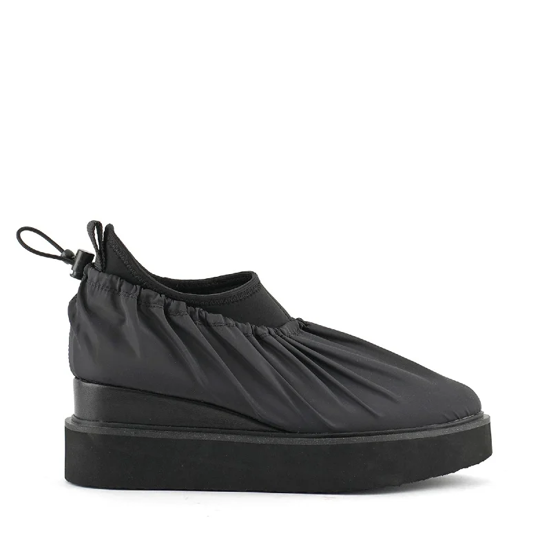 Cover Casual Art Deco - Inspired Shoe Look  